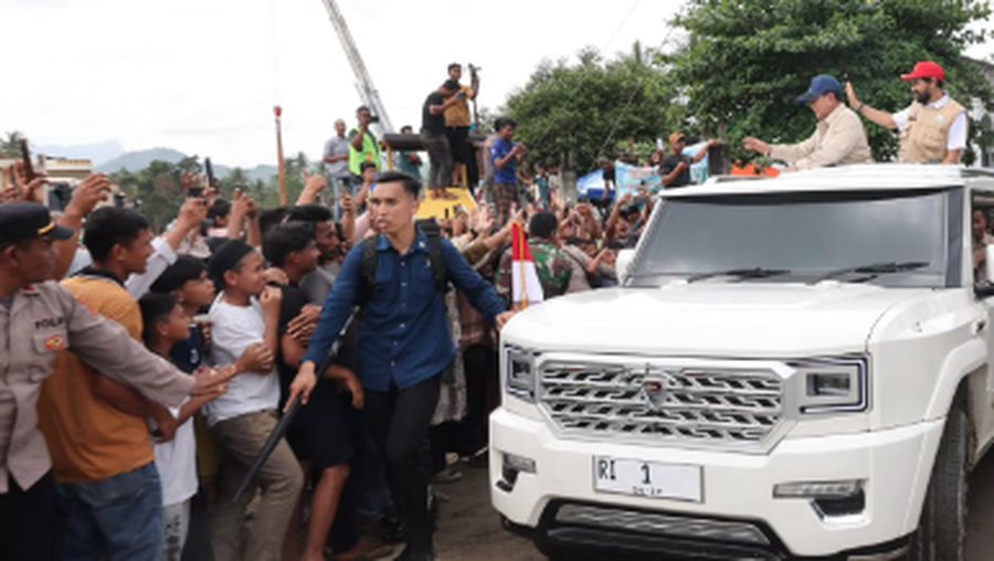 Prabowo Subianto bersama Gubernur Aceh, Bapak Muzakir Manaf, atau yang lebih dikenal dengan sapaan Bapak Mualem, menuju Kabupaten Bireuen. (Dok. Sekretariat.Kabinet)