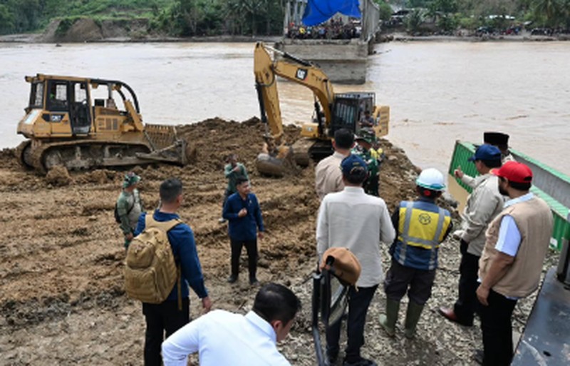 Prabowo Subianto bersama Gubernur Aceh, Bapak Muzakir Manaf, atau yang lebih dikenal dengan sapaan Bapak Mualem, menuju Kabupaten Bireuen. (Dok. Sekretariat.Kabinet)