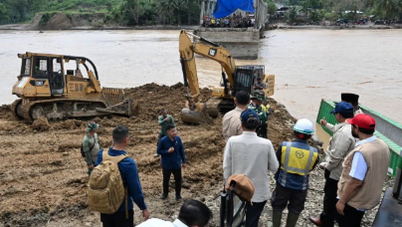 Prabowo Subianto bersama Gubernur Aceh, Bapak Muzakir Manaf, atau yang lebih dikenal dengan sapaan Bapak Mualem, menuju Kabupaten Bireuen. (Dok. Sekretariat.Kabinet)