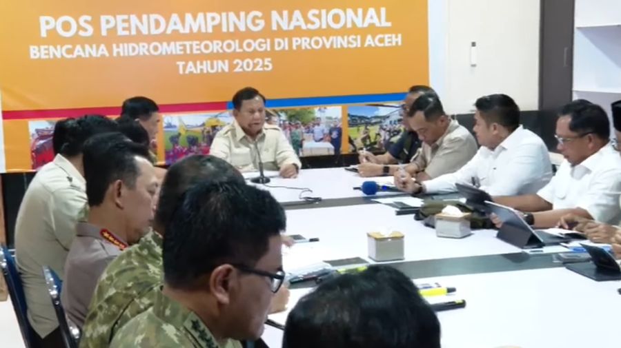 Presdien Prabowo Subianto menyampaikan arahan dari banda Aceh terkait penanganan dan pemulihan bencana Aceh, Sumbar, dan Sumut pada Mingggu (7/12/2025). (YouTube/Sekretariat Presiden)