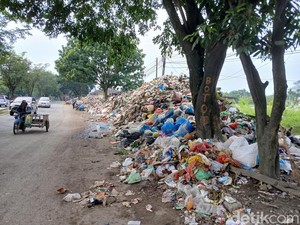 Sampah Menggunung di Pinggir Jalan Dekat Persimpangan Gerbang Tol Helvetia