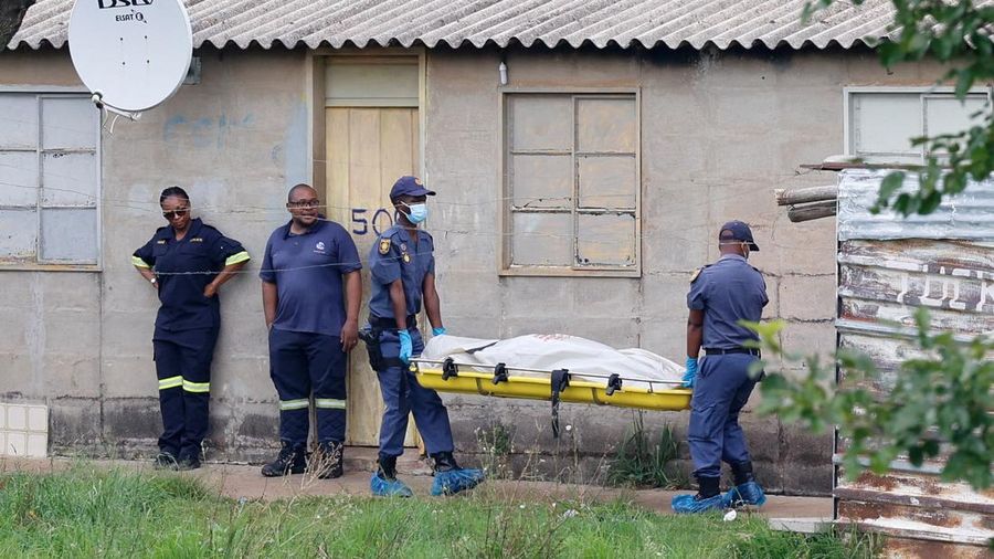 Suasana setelah tembakan dilepaskan di sebuah bar ilegal di kota Pretoria, Afrika Selatan, Seabtu (6/8/2025). (REUTERS/Alet Pretorius)