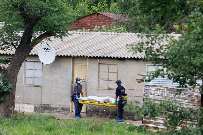 Suasana setelah tembakan dilepaskan di sebuah bar ilegal di kota Pretoria, Afrika Selatan, Seabtu (6/8/2025). (REUTERS/Alet Pretorius)