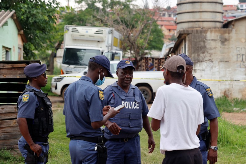 Suasana setelah tembakan dilepaskan di sebuah bar ilegal di kota Pretoria, Afrika Selatan, Seabtu (6/8/2025). (REUTERS/Alet Pretorius)