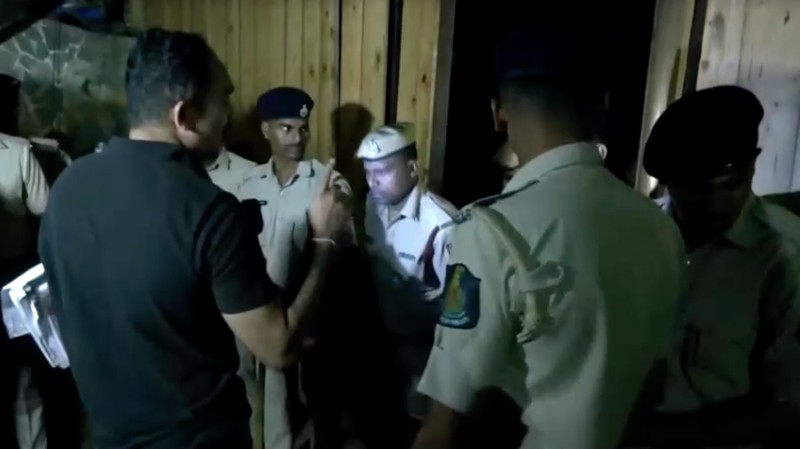 Suasana usai terjadi kebakaran pada sebuah klub malam di negara bagian Goa, India, Minggu (7/12/2025). (REUTERS/Ali Monis Naqvi)