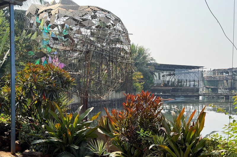 Suasana usai terjadi kebakaran pada sebuah klub malam di negara bagian Goa, India, Minggu (7/12/2025). (REUTERS/Ali Monis Naqvi)
