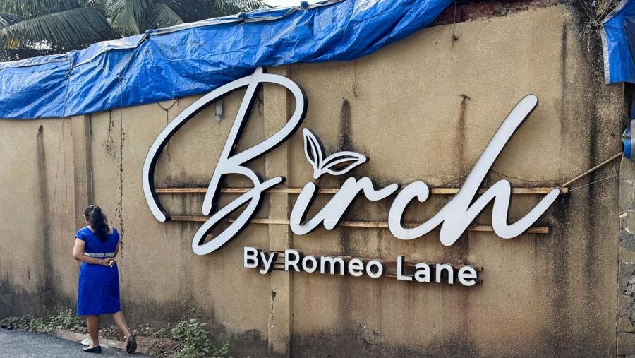 Suasana usai terjadi kebakaran pada sebuah klub malam di negara bagian Goa, India, Minggu (7/12/2025). (REUTERS/Ali Monis Naqvi)