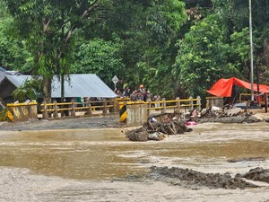 Sungai di Agam Sumbar Meluap Lagi, Gelondongan Kayu Nyangkut Jembatan