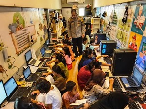 Aiptu Hadi Mister Polisi yang Bangun Ruang Belajar Komputer Gratis di Sibolga