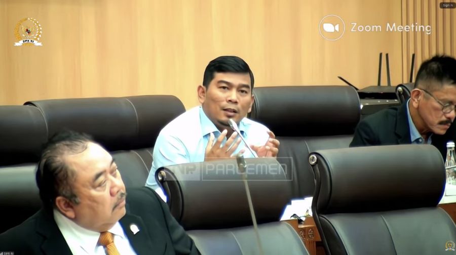 Anggota Komisi XII DPR, Rocky Candra saat mengikuti rapat kerja dengan Direktur Jenderal Mineral dan Batu Bara di Komplek Parlemen, Jakarta, Senin (8/12/2025). (Tangkapan Layar Youtube/Komisi XII DPR RI Channel)