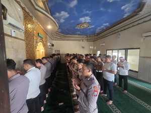 Polres Mojokerto Kota Salat Gaib-Kirim Bantuan ke Korban Bencana Sumatera