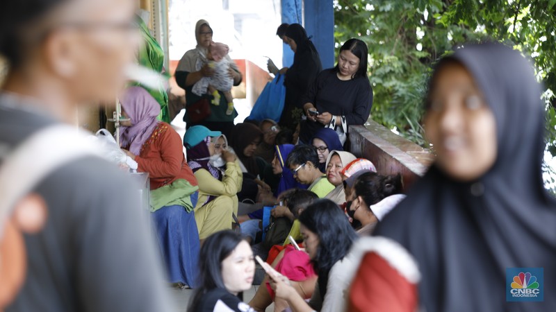 Antrean pengambilan bahan pangan dari program Kartu Jakarta Pintar (KJP) di kawasan Pasar Kebayoran Lama, Jakarta, Senin (8/12/2025). (CNBC Indonesia/Tri Susilo)
