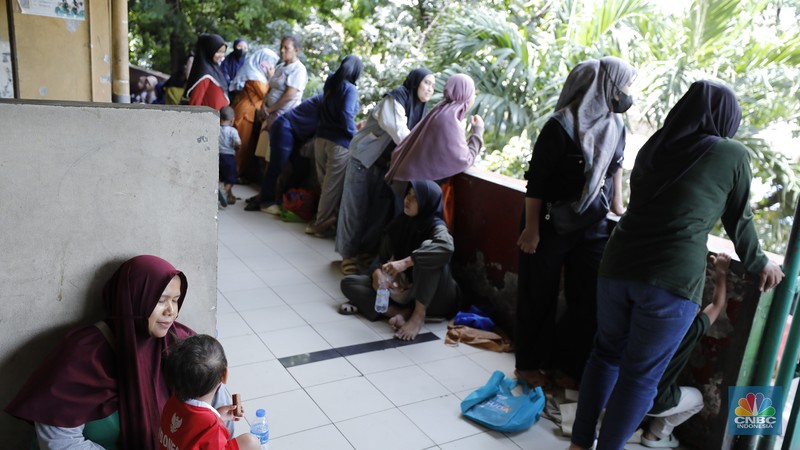 Antrean pengambilan bahan pangan dari program Kartu Jakarta Pintar (KJP) di kawasan Pasar Kebayoran Lama, Jakarta, Senin (8/12/2025). (CNBC Indonesia/Tri Susilo)