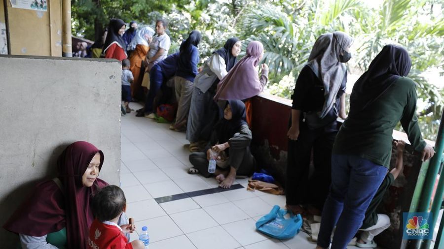 Antrean pengambilan bahan pangan dari program Kartu Jakarta Pintar (KJP) di kawasan Pasar Kebayoran Lama, Jakarta, Senin (8/12/2025). (CNBC Indonesia/Tri Susilo)