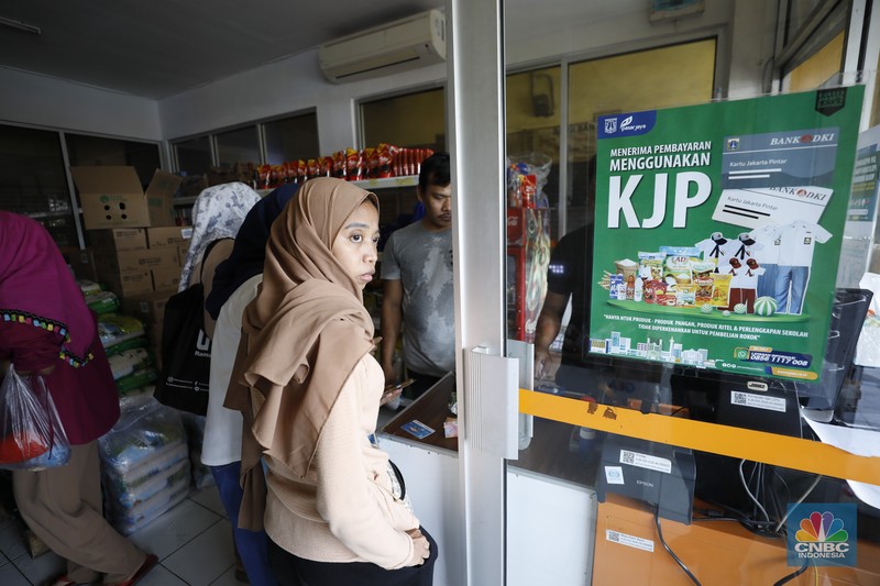 Antrean pengambilan bahan pangan dari program Kartu Jakarta Pintar (KJP) di kawasan Pasar Kebayoran Lama, Jakarta, Senin (8/12/2025). (CNBC Indonesia/Tri Susilo)