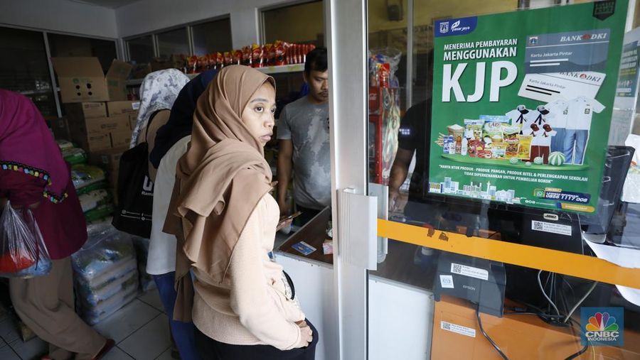 Antrean pengambilan bahan pangan dari program Kartu Jakarta Pintar (KJP) di kawasan Pasar Kebayoran Lama, Jakarta, Senin (8/12/2025). (CNBC Indonesia/Tri Susilo)