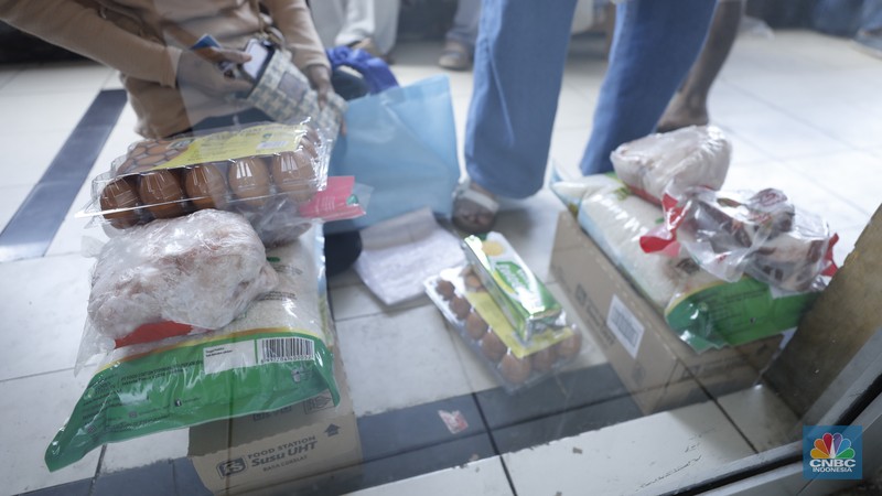 Antrean pengambilan bahan pangan dari program Kartu Jakarta Pintar (KJP) di kawasan Pasar Kebayoran Lama, Jakarta, Senin (8/12/2025). (CNBC Indonesia/Tri Susilo)