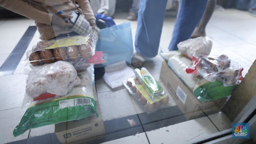 Antrean pengambilan bahan pangan dari program Kartu Jakarta Pintar (KJP) di kawasan Pasar Kebayoran Lama, Jakarta, Senin (8/12/2025). (CNBC Indonesia/Tri Susilo)