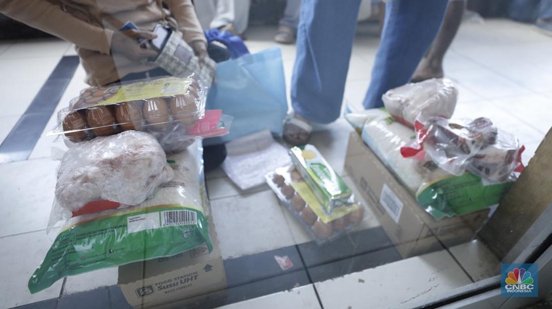 Antrean pengambilan bahan pangan dari program Kartu Jakarta Pintar (KJP) di kawasan Pasar Kebayoran Lama, Jakarta, Senin (8/12/2025). (CNBC Indonesia/Tri Susilo)