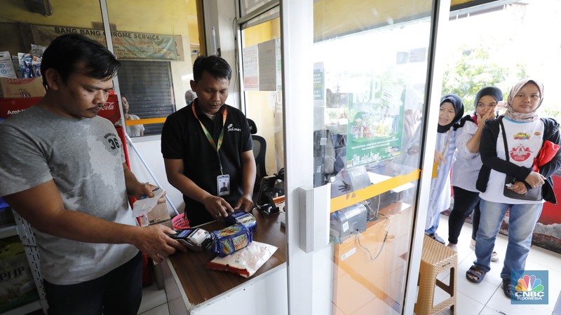 Antrean pengambilan bahan pangan dari program Kartu Jakarta Pintar (KJP) di kawasan Pasar Kebayoran Lama, Jakarta, Senin (8/12/2025). (CNBC Indonesia/Tri Susilo)