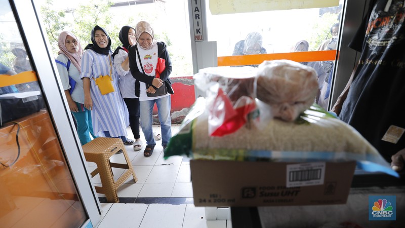 Antrean pengambilan bahan pangan dari program Kartu Jakarta Pintar (KJP) di kawasan Pasar Kebayoran Lama, Jakarta, Senin (8/12/2025). (CNBC Indonesia/Tri Susilo)