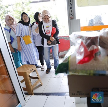 Penampakan Warga Jakarta Pemegang KJP Antre Sembako Murah, Dapat Ini