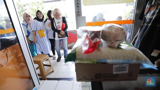 Penampakan Warga Jakarta Pemegang KJP Antre Sembako Murah, Dapat Ini