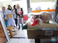 Penampakan Warga Jakarta Pemegang KJP Antre Sembako Murah, Dapat Ini