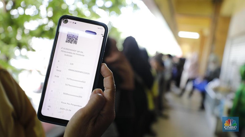Antrean pengambilan bahan pangan dari program Kartu Jakarta Pintar (KJP) di kawasan Pasar Kebayoran Lama, Jakarta, Senin (8/12/2025). (CNBC Indonesia/Tri Susilo)