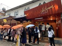 Alasan Psikologis Kenapa Orang Rela Antre Demi Makanan Viral