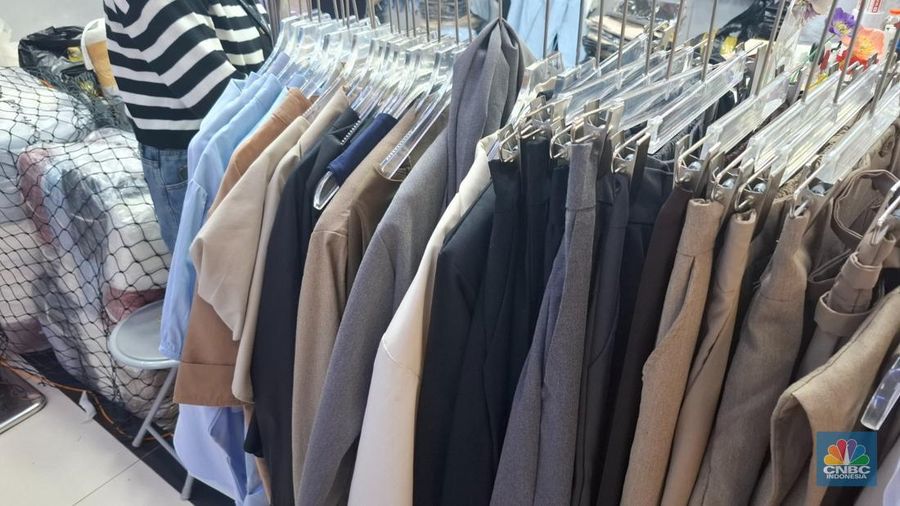 Baju tanpa label asal impor diperdagangkan di Pasar Tanah Abang, Jumat (5/12/2025). (CNBC Indonesia/Chandra Dwi Pranata)