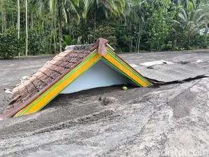 Video Banjir Lahar Semeru Terjang Desa Jugosari, Ratusan Warga Ngungsi
