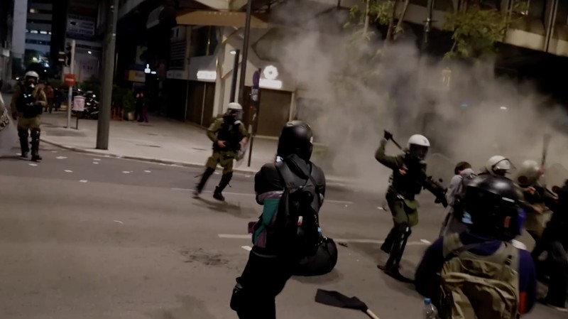 Para pengunjuk rasa berbaris selama demonstrasi peringatan penembakan polisi tahun 2008 terhadap pelajar berusia 15 tahun Alexandros Grigoropoulos, di Athena, Yunani, 6 Desember 2025. (REUTERS/Stelios Misinas)