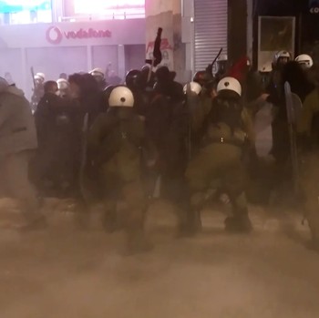 Chaos! Negeri Dewa-Dewi 'Pecah', Polisi Ngamuk Pentungi Massa