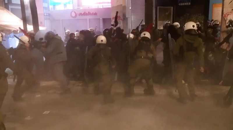 Para pengunjuk rasa berbaris selama demonstrasi peringatan penembakan polisi tahun 2008 terhadap pelajar berusia 15 tahun Alexandros Grigoropoulos, di Athena, Yunani, 6 Desember 2025. (REUTERS/Stelios Misinas)