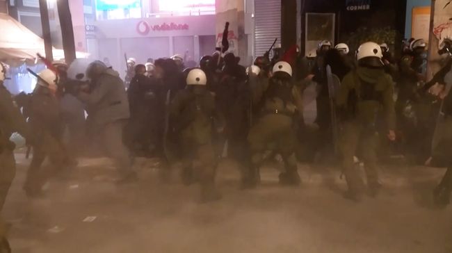 Chaos! Negeri Dewa-Dewi 'Pecah', Polisi Ngamuk Pentungi Massa