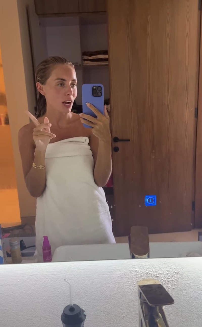 Mobil pikap biru yang digunakan sebagai layanan taksi dalam konten di Instagram Bonnie Blue. (Tangkapan layar via Detikcom)