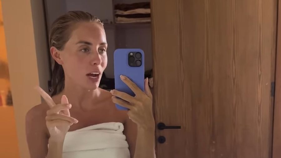 Mobil pikap biru yang digunakan sebagai layanan taksi dalam konten di Instagram Bonnie Blue. (Tangkapan layar via Detikcom)