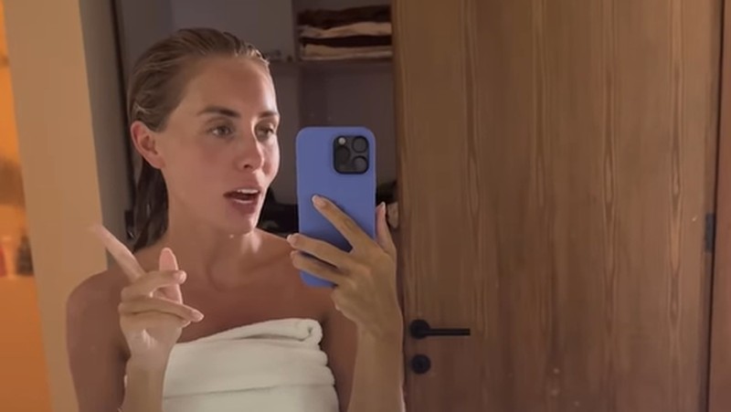 Mobil pikap biru yang digunakan sebagai layanan taksi dalam konten di Instagram Bonnie Blue. (Tangkapan layar via Detikcom)