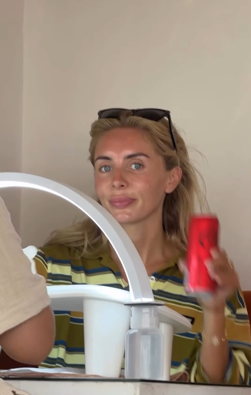 Mobil pikap biru yang digunakan sebagai layanan taksi dalam konten di Instagram Bonnie Blue. (Tangkapan layar via Detikcom)