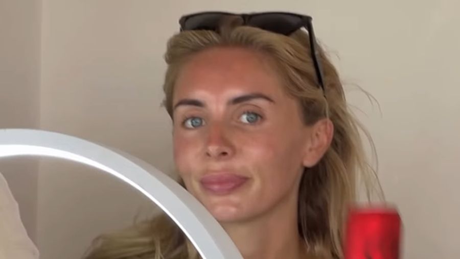 Mobil pikap biru yang digunakan sebagai layanan taksi dalam konten di Instagram Bonnie Blue. (Tangkapan layar via Detikcom)