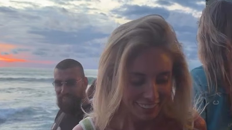 Mobil pikap biru yang digunakan sebagai layanan taksi dalam konten di Instagram Bonnie Blue. (Tangkapan layar via Detikcom)