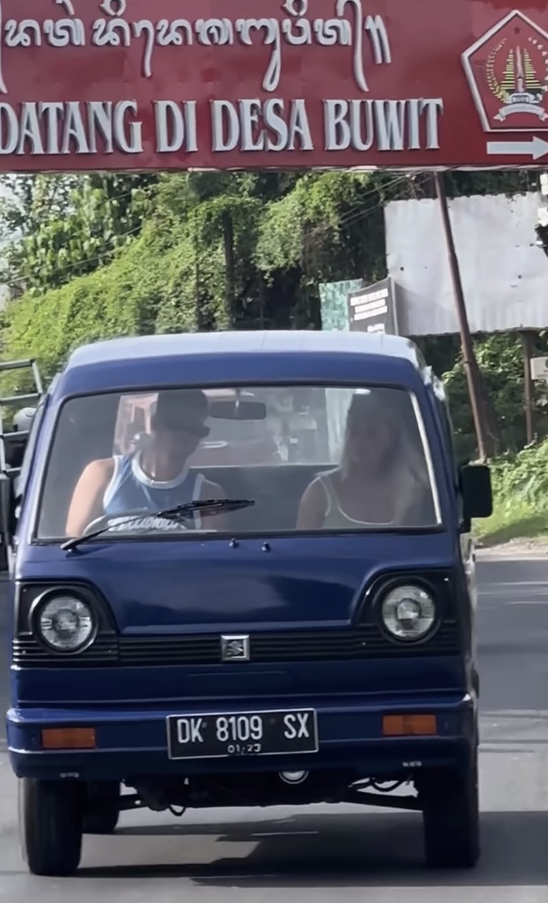 Mobil pikap biru yang digunakan sebagai layanan taksi dalam konten di Instagram Bonnie Blue. (Tangkapan layar via Detikcom)
