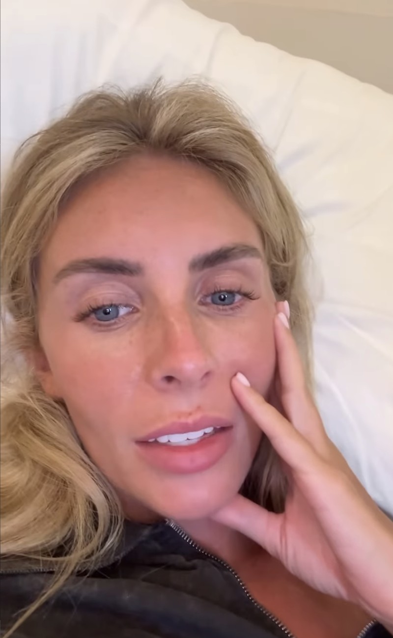 Mobil pikap biru yang digunakan sebagai layanan taksi dalam konten di Instagram Bonnie Blue. (Tangkapan layar via Detikcom)