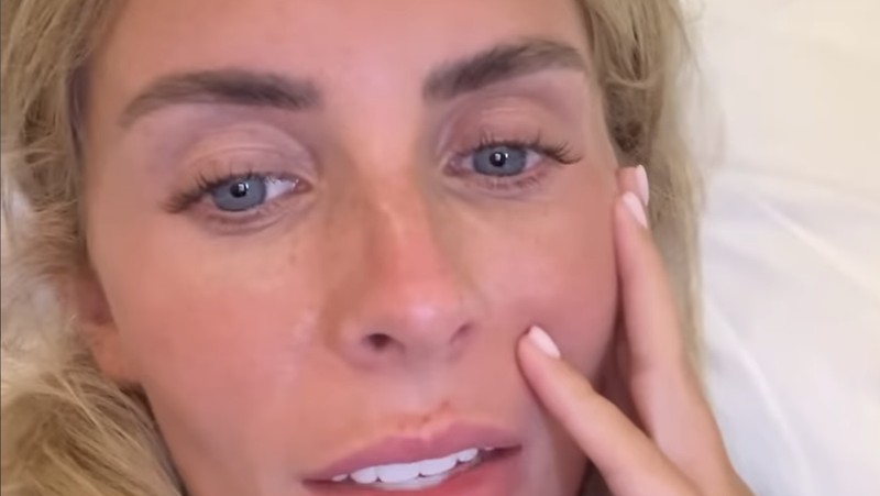 Mobil pikap biru yang digunakan sebagai layanan taksi dalam konten di Instagram Bonnie Blue. (Tangkapan layar via Detikcom)