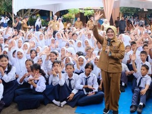 SMPN 2 Kandis Sulap Sampah Plastik Jadi BBM, Bikin Bupati Afni Bangga
