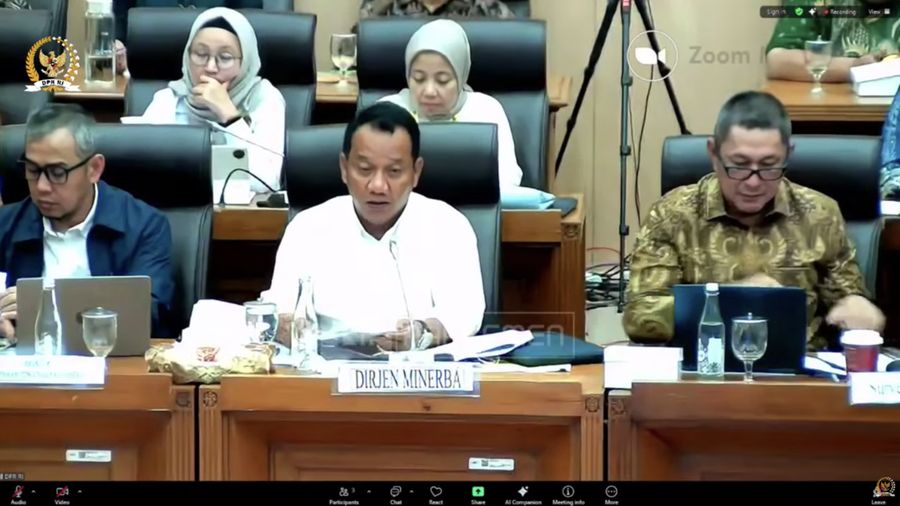 Direktur Jenderal Mineral dan Batu Bara (Dirjen Minerba), Tri Winarno saat menghadiri rapat kerja dengan Komisi XII DPR RI, di Komplek Parlemen, Jakarta, Senin (8/12/2025). (Tangkapan Layar Youtube/Komisi XII DPR RI Channel)
