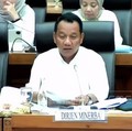 Direktur Jenderal Mineral dan Batu Bara (Dirjen Minerba), Tri Winarno saat menghadiri rapat kerja dengan Komisi XII DPR RI, di Komplek Parlemen, Jakarta, Senin (8/12/2025). (Tangkapan Layar Youtube/Komisi XII DPR RI Channel)