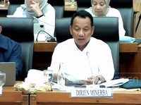 Direktur Jenderal Mineral dan Batu Bara (Dirjen Minerba), Tri Winarno saat menghadiri rapat kerja dengan Komisi XII DPR RI, di Komplek Parlemen, Jakarta, Senin (8/12/2025). (Tangkapan Layar Youtube/Komisi XII DPR RI Channel)