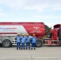 Awak Tangki Pertamina Tetap Salurkan BBM di Tengah Banjir dan Longsor